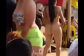 mujer desnuda en playa de Taganga (Parte 2)