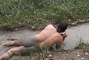 dressage d'un jeune esclave dans la boue froide de l'hiver