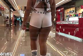 Kriss Hotwife Puta Casada No Shopping Mostra Calcinha No Short Branco Transparente