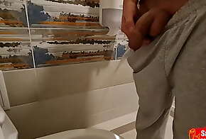 Guy films him peeing in the toilet