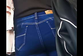 Ricas nalgas en jeans ajustados en el bus