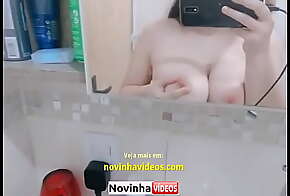 NovinhaVideos.com Novinha mostrando seus lindos peitinhos bicudos