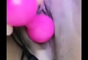 Mi novia jugando con su bolas en su vagina