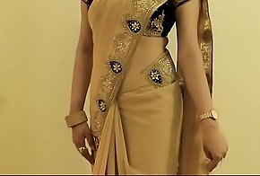 HOT GIRL SAREE WEARING and Showing her NAVEL and BACK